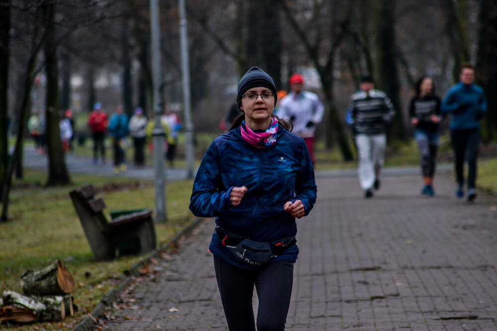 Nie ma to jak zdrowo i na sportowo pożegnać stary rok - potwierdzili to uczestnicy 137 edycji parkrun, którzy w sobotni, chłodny poranek znów wyruszyli na trasę.