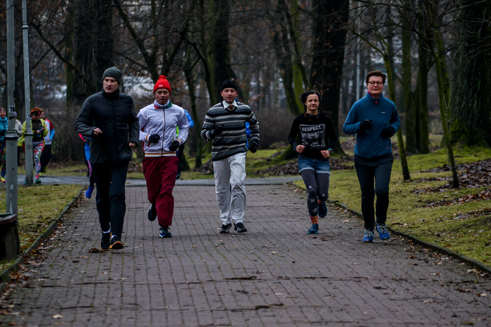 Nie ma to jak zdrowo i na sportowo pożegnać stary rok - potwierdzili to uczestnicy 137 edycji parkrun, którzy w sobotni, chłodny poranek znów wyruszyli na trasę.