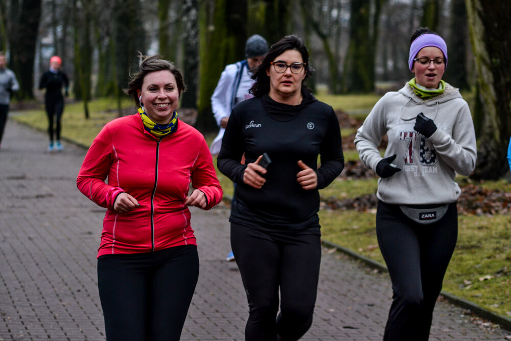 Nie ma to jak zdrowo i na sportowo pożegnać stary rok - potwierdzili to uczestnicy 137 edycji parkrun, którzy w sobotni, chłodny poranek znów wyruszyli na trasę w Parku Kościuszki.