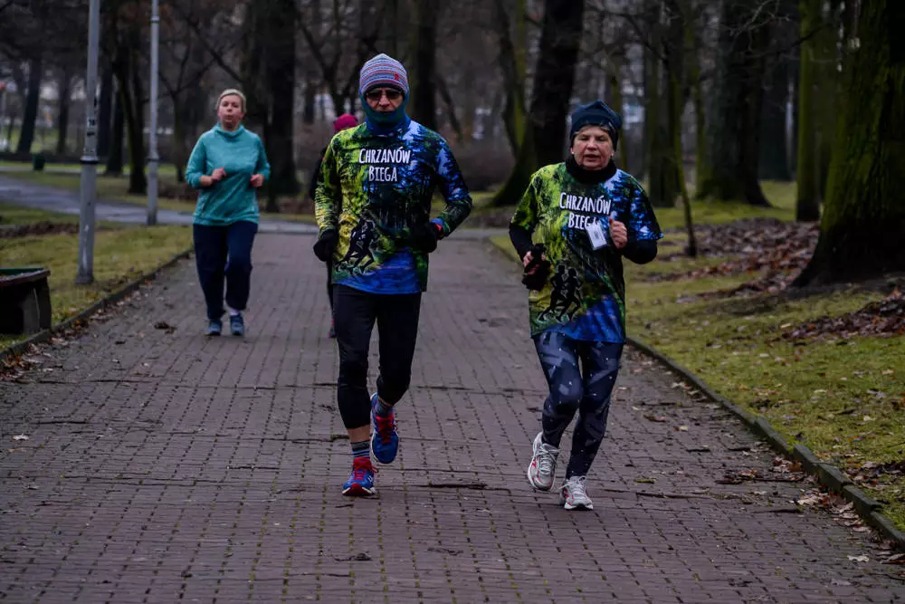 Nie ma to jak zdrowo i na sportowo pożegnać stary rok - potwierdzili to uczestnicy 137 edycji parkrun, którzy w sobotni, chłodny poranek znów wyruszyli na trasę w Parku Kościuszki.