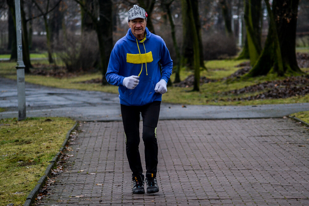 Nie ma to jak zdrowo i na sportowo pożegnać stary rok - potwierdzili to uczestnicy 137 edycji parkrun, którzy w sobotni, chłodny poranek znów wyruszyli na trasę w Parku Kościuszki.
