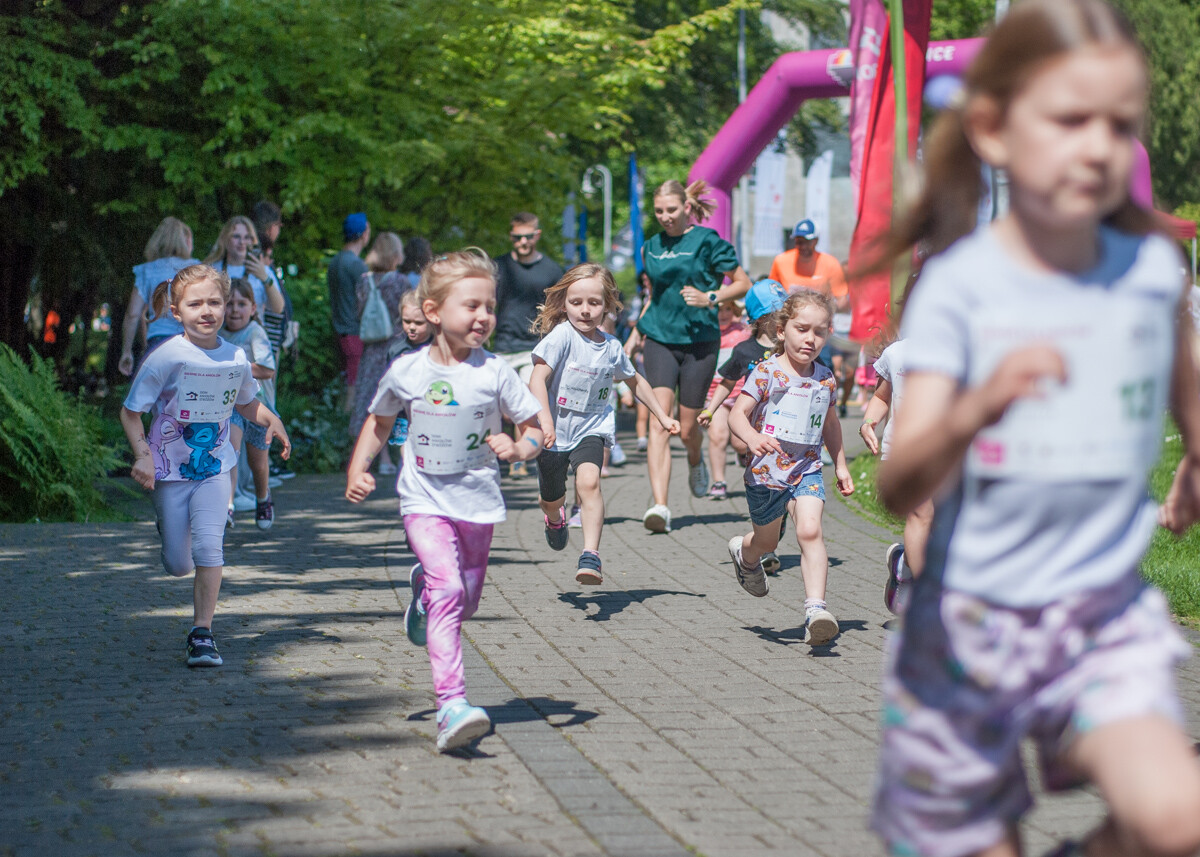 Za nami VI edycja Charytatywnego Biegu z okazji Dnia Dziecka „Tauron Biegnij dla Aniołów”! W Parku Kościuszki pojawił się kolorowy tłum biegaczy. Mamy to na zdjęciach!