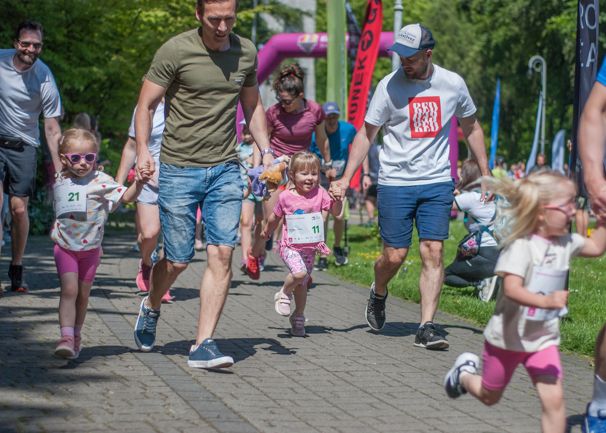 Za nami VI edycja Charytatywnego Biegu z okazji Dnia Dziecka „Tauron Biegnij dla Aniołów”! W Parku Kościuszki pojawił się kolorowy tłum biegaczy. Mamy to na zdjęciach!