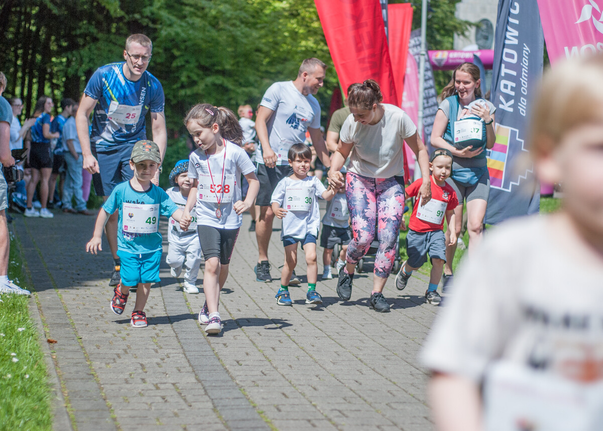 Za nami VI edycja Charytatywnego Biegu z okazji Dnia Dziecka „Tauron Biegnij dla Aniołów”! W Parku Kościuszki pojawił się kolorowy tłum biegaczy. Mamy to na zdjęciach!