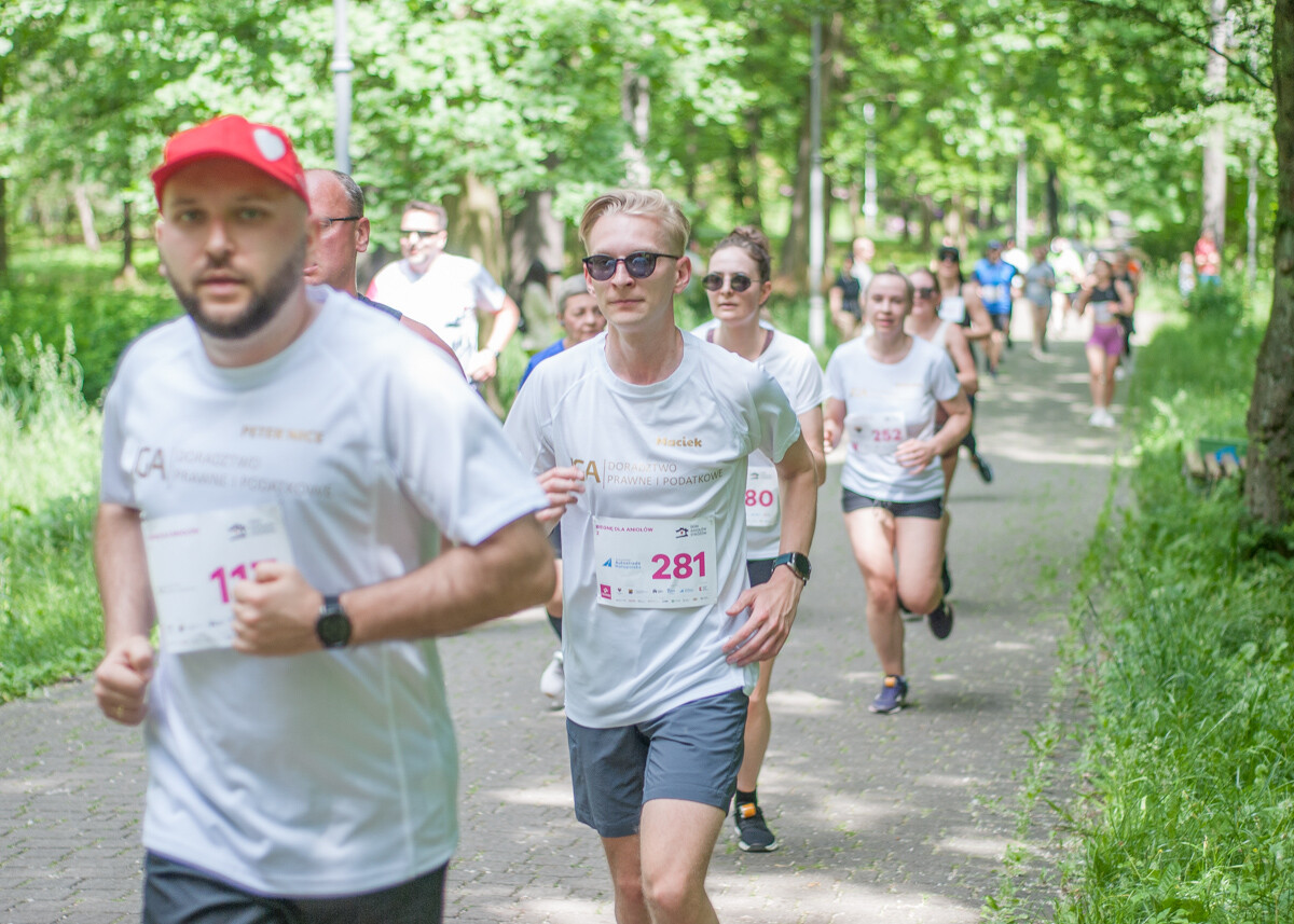 Za nami VI edycja Charytatywnego Biegu z okazji Dnia Dziecka „Tauron Biegnij dla Aniołów”! W Parku Kościuszki pojawił się kolorowy tłum biegaczy. Mamy to na zdjęciach!