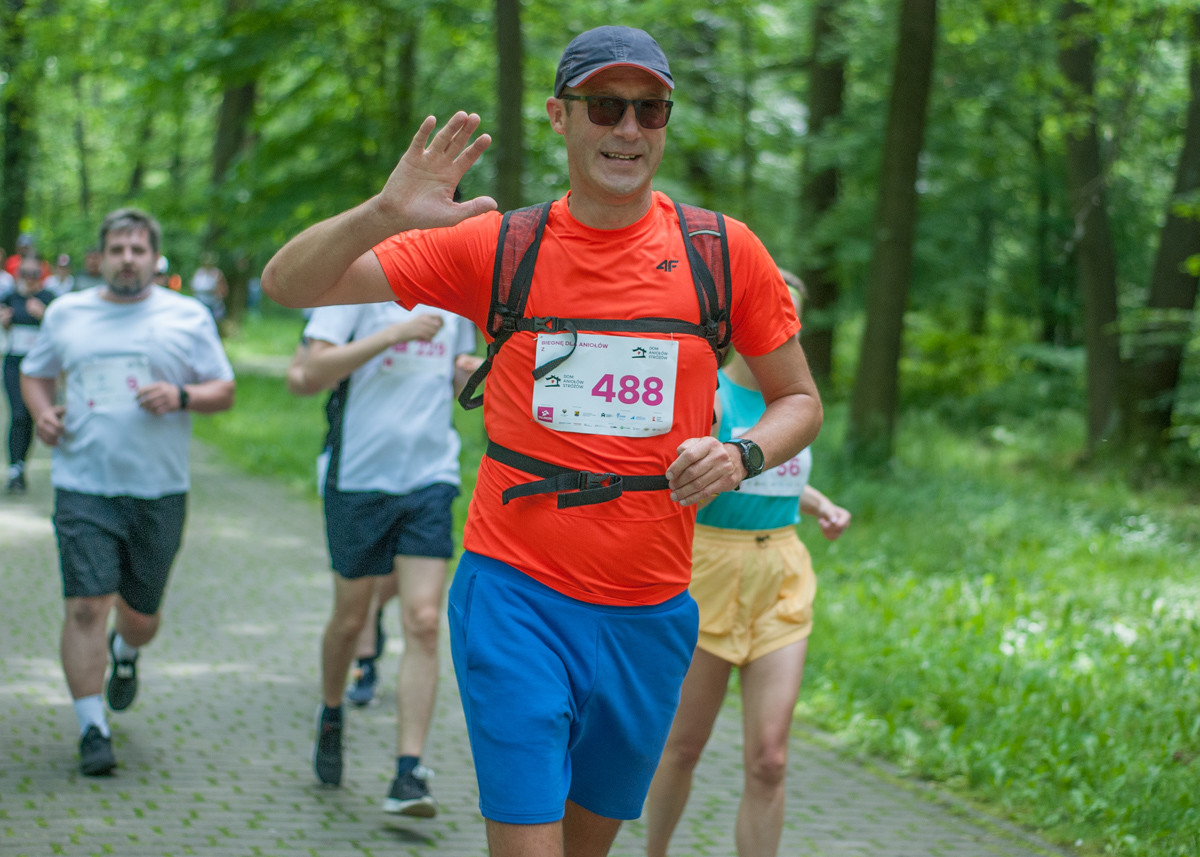 Za nami VI edycja Charytatywnego Biegu z okazji Dnia Dziecka „Tauron Biegnij dla Aniołów”! W Parku Kościuszki pojawił się kolorowy tłum biegaczy. Mamy to na zdjęciach!