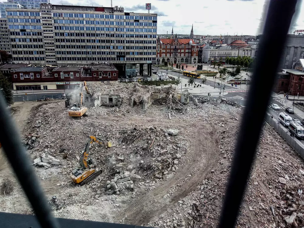 Hotel Silesia znika z centrum miasta, dosłownie. Od kilku tygodni trwają intensywne prace rozbiórkowe, na miejscu wznosi się już nie wielopiętrowy gmach, a sterta gruzu. Co powstanie na tym miejscu?