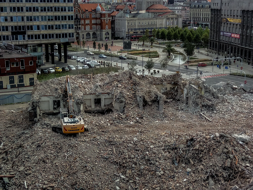 Hotel Silesia znika z centrum miasta, dosłownie. Od kilku tygodni trwają intensywne prace rozbiórkowe, na miejscu wznosi się już nie wielopiętrowy gmach, a sterta gruzu. Co powstanie na tym miejscu?