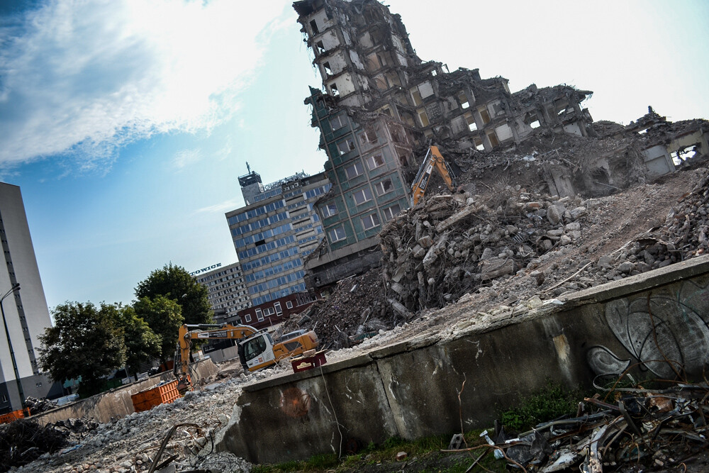 Hotel Silesia znika z centrum miasta, dosłownie. Od kilku tygodni trwają intensywne prace rozbiórkowe, na miejscu wznosi się już nie wielopiętrowy gmach, a sterta gruzu. Co powstanie na tym miejscu?