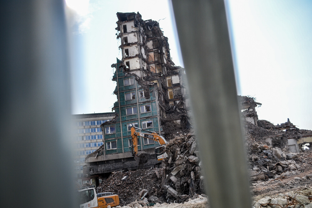 Hotel Silesia znika z centrum miasta, dosłownie. Od kilku tygodni trwają intensywne prace rozbiórkowe, na miejscu wznosi się już nie wielopiętrowy gmach, a sterta gruzu. Co powstanie na tym miejscu?