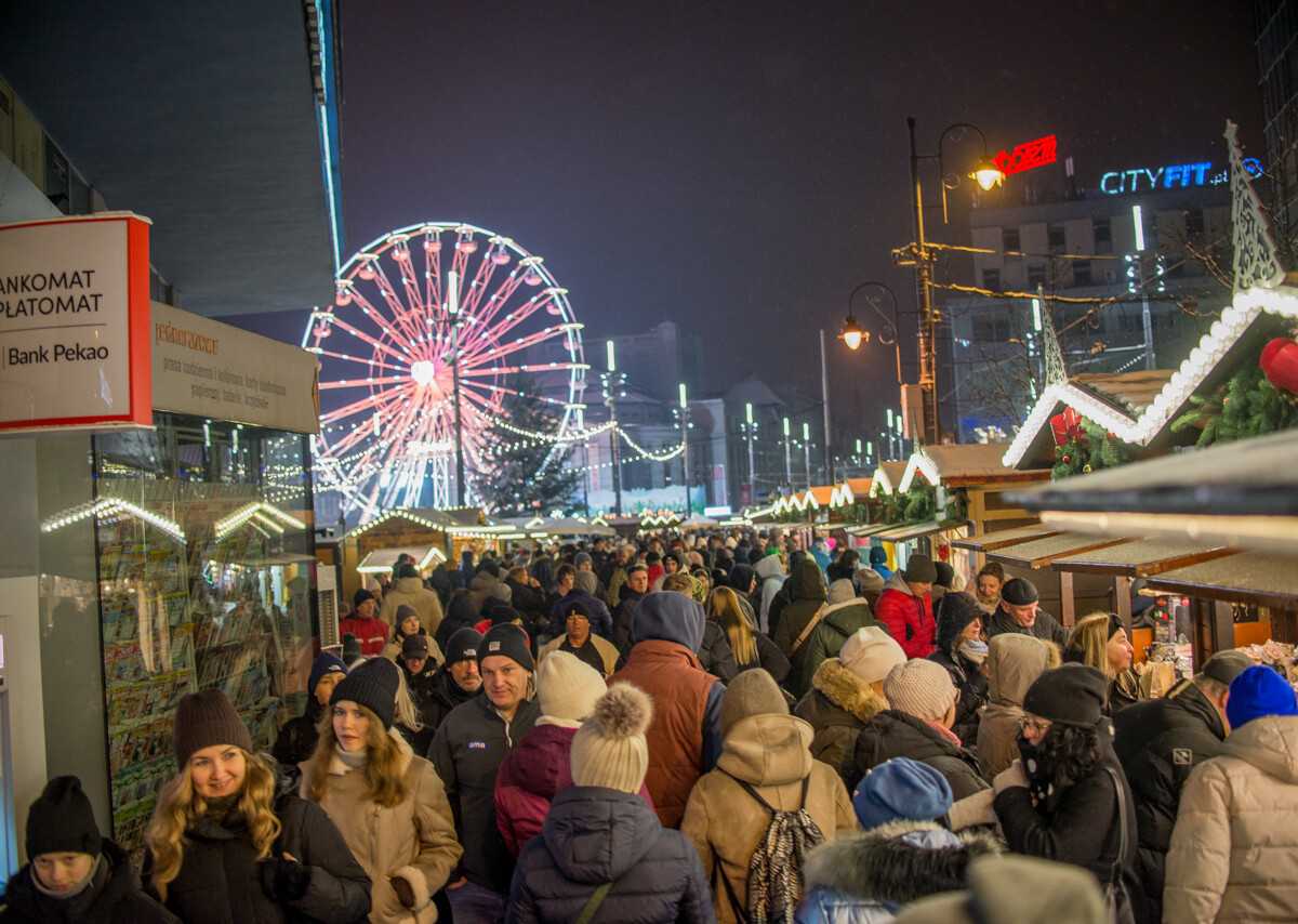 W weekend zainaugurowano tegoroczny jarmark bożonarodzeniowy na rynku. Gdy w niedzielę spadł świeży śnieg, wybraliśmy się go obejrzeć w zimowej odsłonie.