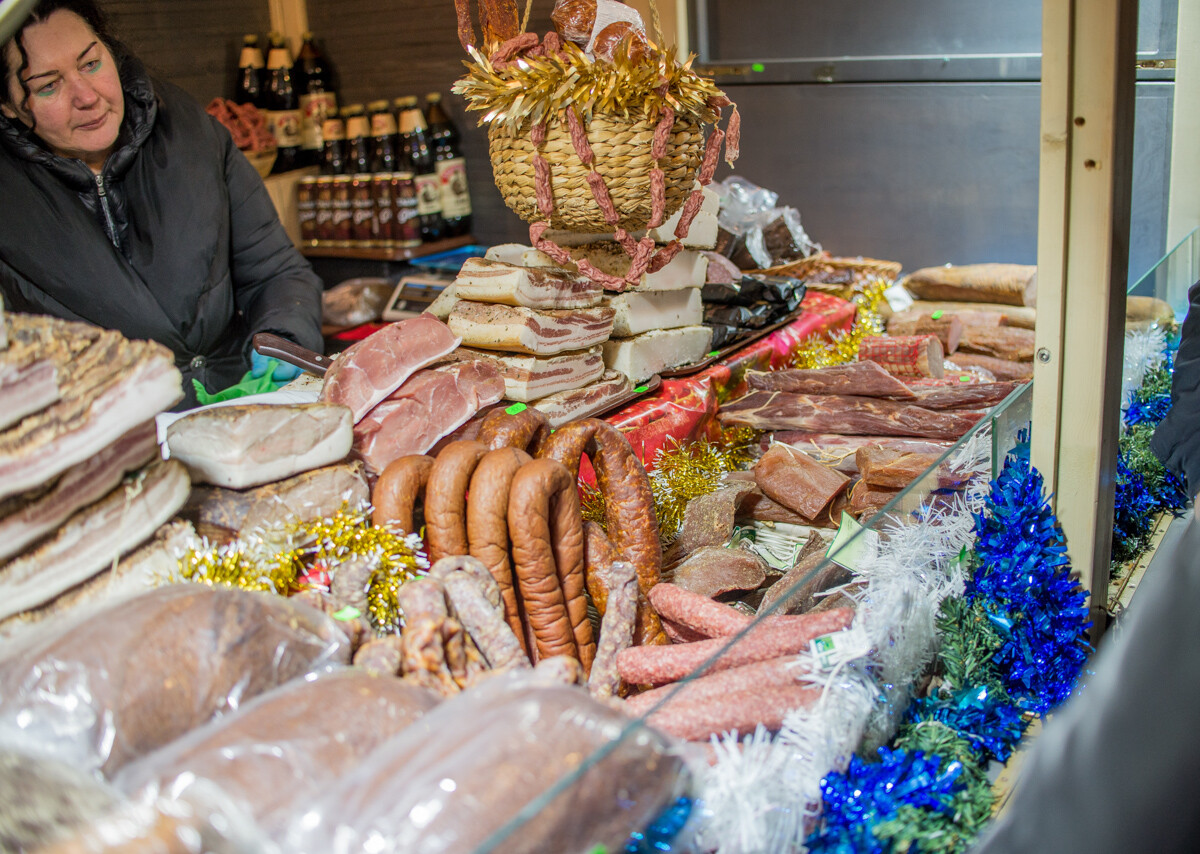 W weekend zainaugurowano tegoroczny jarmark bożonarodzeniowy na rynku. Gdy w niedzielę spadł świeży śnieg, wybraliśmy się go obejrzeć w zimowej odsłonie.