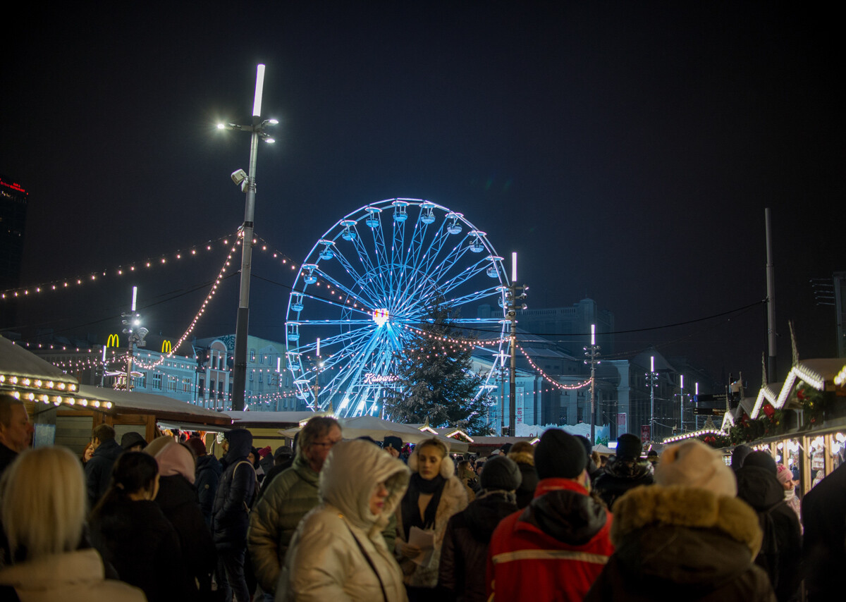 W weekend zainaugurowano tegoroczny jarmark bożonarodzeniowy na rynku. Gdy w niedzielę spadł świeży śnieg, wybraliśmy się go obejrzeć w zimowej odsłonie.