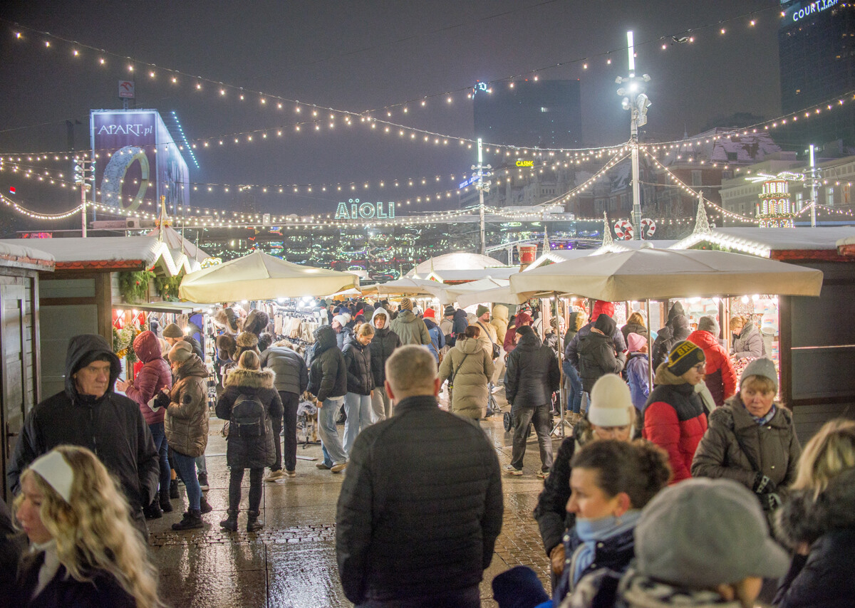 W weekend zainaugurowano tegoroczny jarmark bożonarodzeniowy na rynku. Gdy w niedzielę spadł świeży śnieg, wybraliśmy się go obejrzeć w zimowej odsłonie.