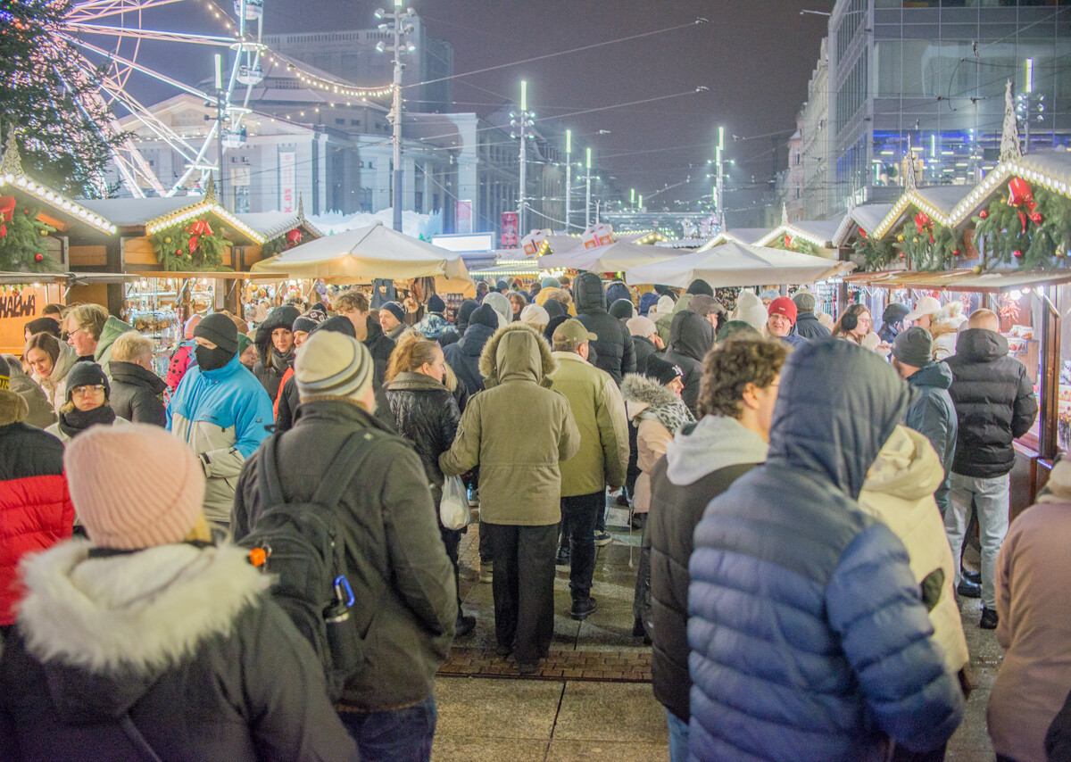 W weekend zainaugurowano tegoroczny jarmark bożonarodzeniowy na rynku. Gdy w niedzielę spadł świeży śnieg, wybraliśmy się go obejrzeć w zimowej odsłonie.