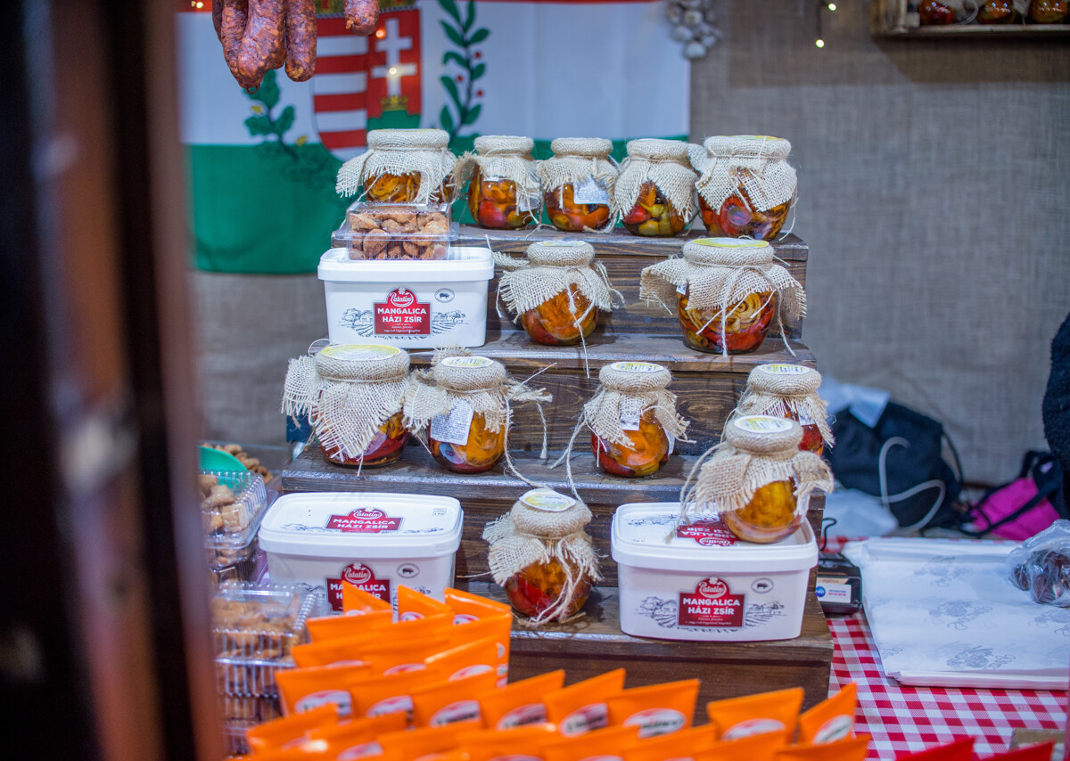 W weekend zainaugurowano tegoroczny jarmark bożonarodzeniowy na rynku. Gdy w niedzielę spadł świeży śnieg, wybraliśmy się go obejrzeć w zimowej odsłonie.