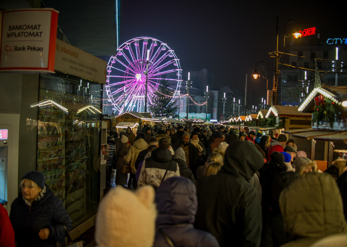 W weekend zainaugurowano tegoroczny jarmark bożonarodzeniowy na rynku. Gdy w niedzielę spadł świeży śnieg, wybraliśmy się go obejrzeć w zimowej odsłonie.