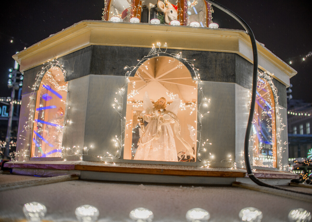 W weekend zainaugurowano tegoroczny jarmark bożonarodzeniowy na rynku. Gdy w niedzielę spadł świeży śnieg, wybraliśmy się go obejrzeć w zimowej odsłonie.