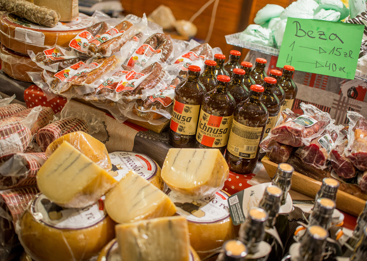 W weekend zainaugurowano tegoroczny jarmark bożonarodzeniowy na rynku. Gdy w niedzielę spadł świeży śnieg, wybraliśmy się go obejrzeć w zimowej odsłonie.