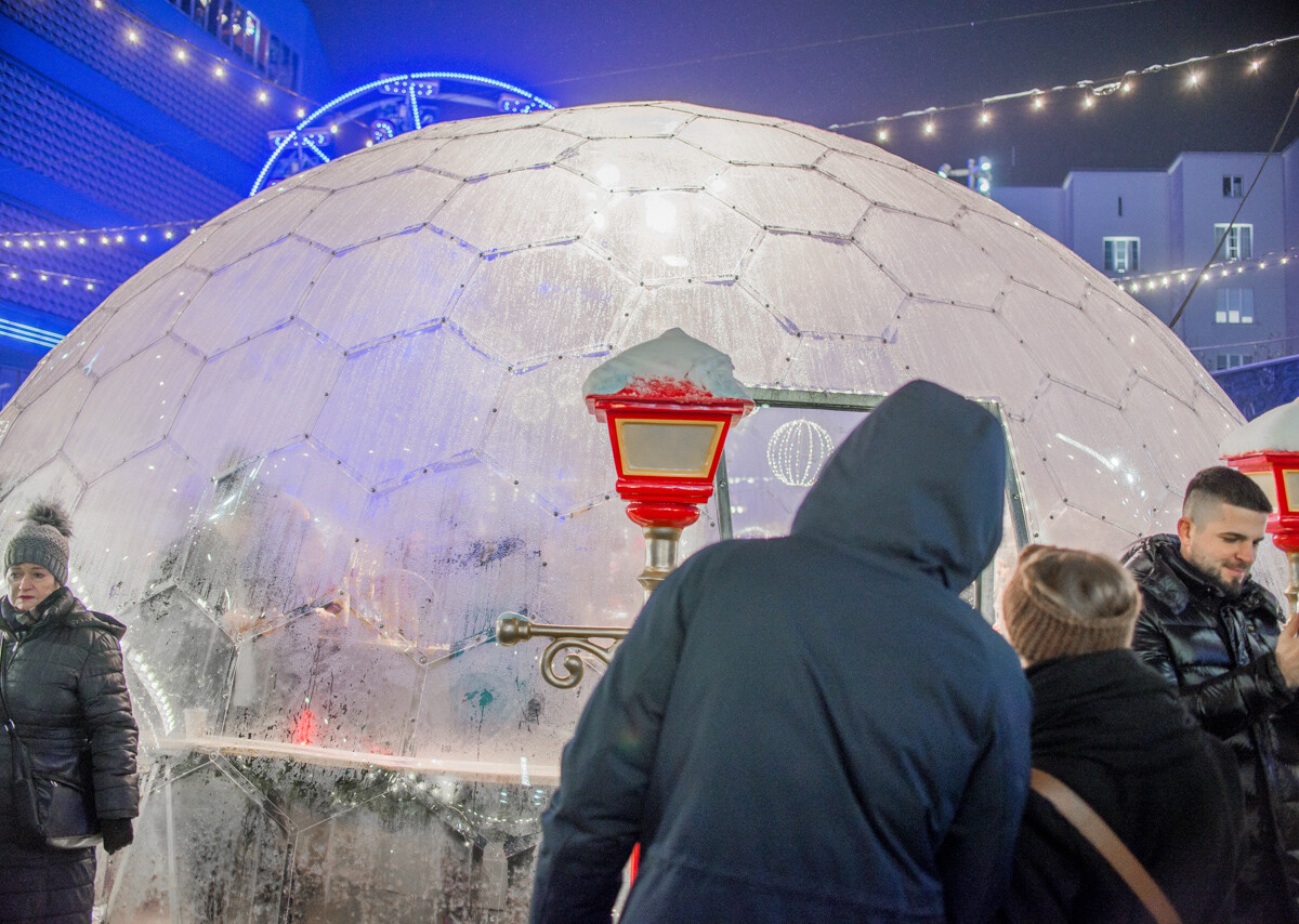 W weekend zainaugurowano tegoroczny jarmark bożonarodzeniowy na rynku. Gdy w niedzielę spadł świeży śnieg, wybraliśmy się go obejrzeć w zimowej odsłonie.
