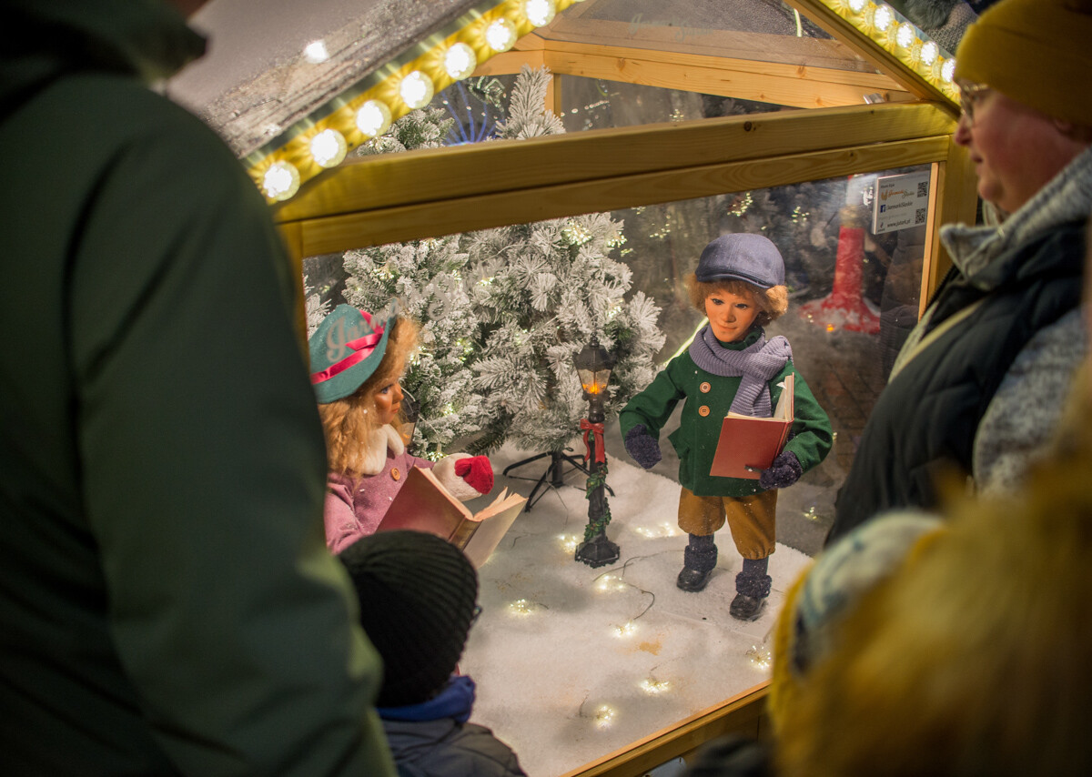 W weekend zainaugurowano tegoroczny jarmark bożonarodzeniowy na rynku. Gdy w niedzielę spadł świeży śnieg, wybraliśmy się go obejrzeć w zimowej odsłonie.