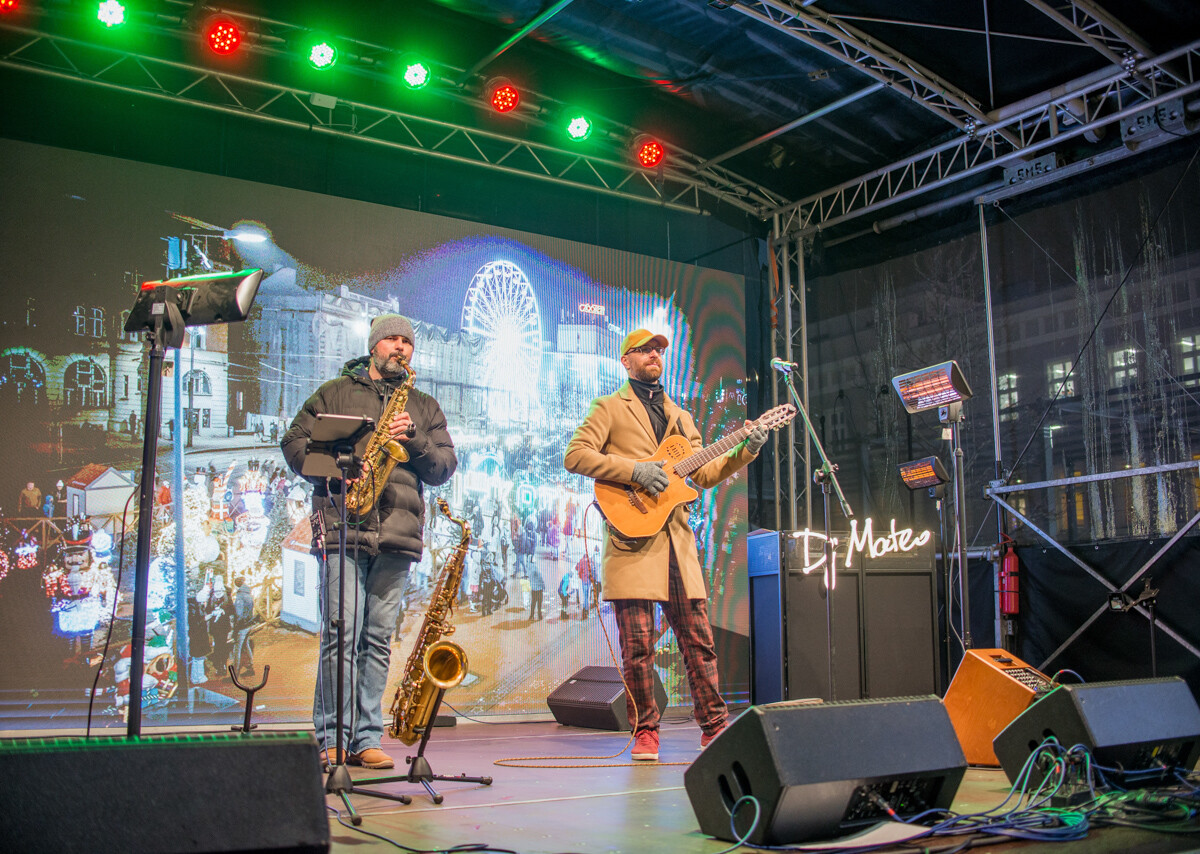 W weekend zainaugurowano tegoroczny jarmark bożonarodzeniowy na rynku. Gdy w niedzielę spadł świeży śnieg, wybraliśmy się go obejrzeć w zimowej odsłonie.