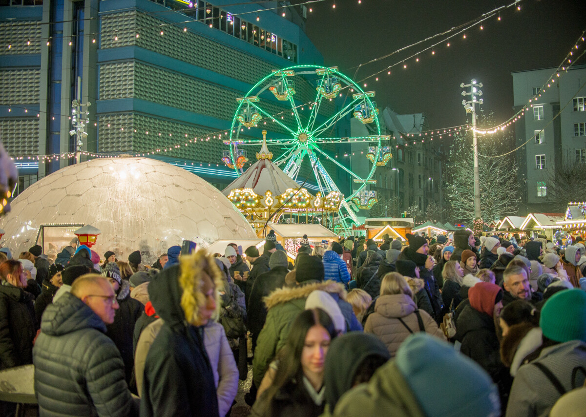 W weekend zainaugurowano tegoroczny jarmark bożonarodzeniowy na rynku. Gdy w niedzielę spadł świeży śnieg, wybraliśmy się go obejrzeć w zimowej odsłonie.