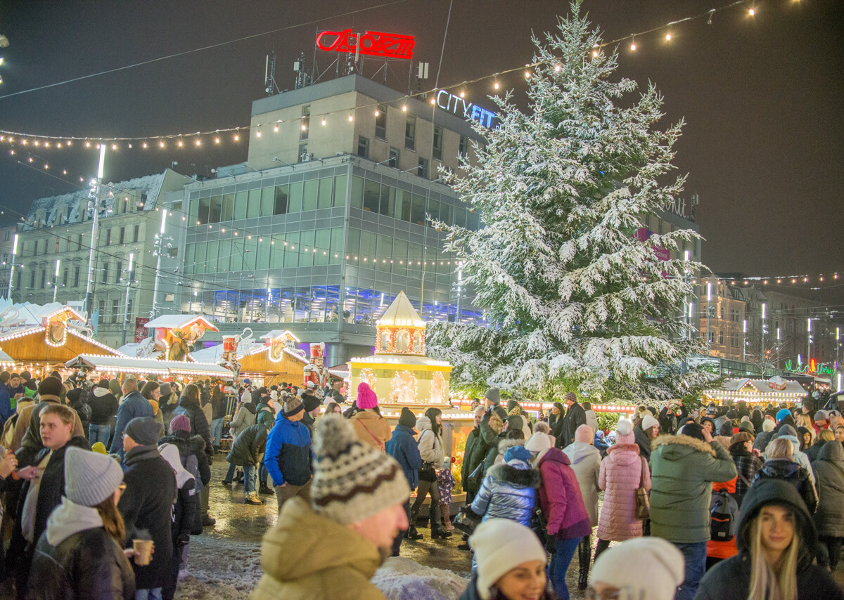 W weekend zainaugurowano tegoroczny jarmark bożonarodzeniowy na rynku. Gdy w niedzielę spadł świeży śnieg, wybraliśmy się go obejrzeć w zimowej odsłonie.