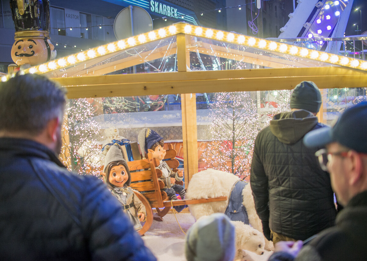 W weekend zainaugurowano tegoroczny jarmark bożonarodzeniowy na rynku. Gdy w niedzielę spadł świeży śnieg, wybraliśmy się go obejrzeć w zimowej odsłonie.