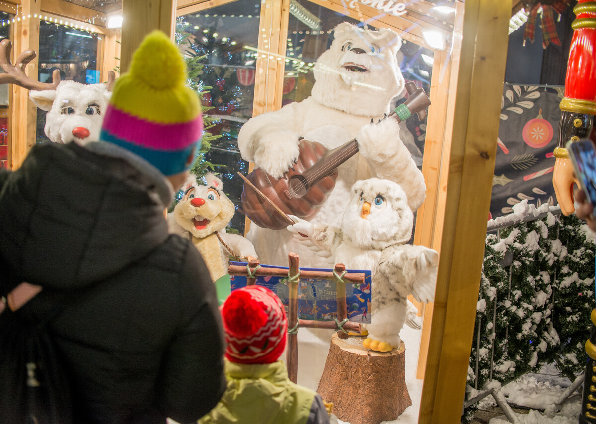 W weekend zainaugurowano tegoroczny jarmark bożonarodzeniowy na rynku. Gdy w niedzielę spadł świeży śnieg, wybraliśmy się go obejrzeć w zimowej odsłonie.