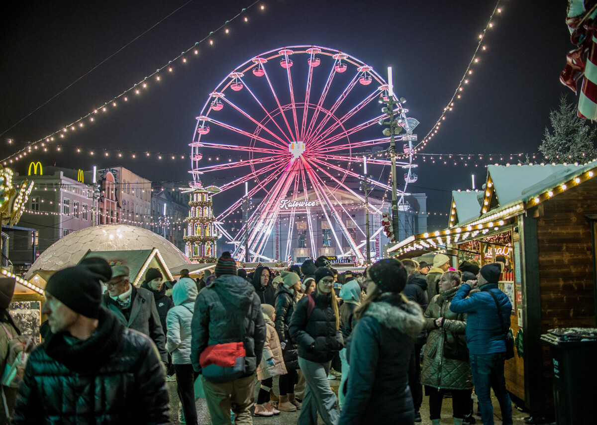 W weekend zainaugurowano tegoroczny jarmark bożonarodzeniowy na rynku. Gdy w niedzielę spadł świeży śnieg, wybraliśmy się go obejrzeć w zimowej odsłonie.