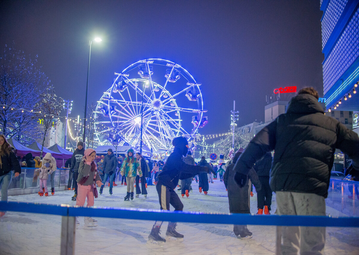 W weekend zainaugurowano tegoroczny jarmark bożonarodzeniowy na rynku. Gdy w niedzielę spadł świeży śnieg, wybraliśmy się go obejrzeć w zimowej odsłonie.