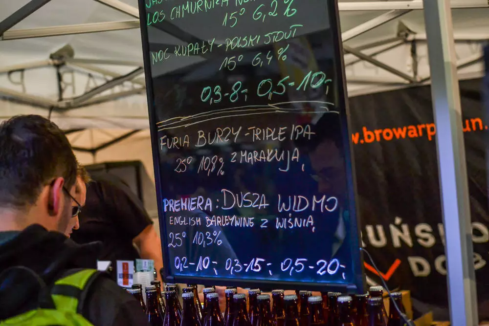 Kolejna odsłona Silesia Beer Fest przyciągnęła do Spodka - już pierwszego dnia - przynajmniej tysiąc osób. Na płycie kultowej hali widowiskowo-sportowej spotkali się miłośnicy piwa w wielu odsłonach, a stolica województwa stała się piwnym eldorado.