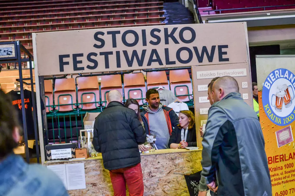 Kolejna odsłona Silesia Beer Fest przyciągnęła do Spodka - już pierwszego dnia - przynajmniej tysiąc osób. Na płycie kultowej hali widowiskowo-sportowej spotkali się miłośnicy piwa w wielu odsłonach, a stolica województwa stała się piwnym eldorado.