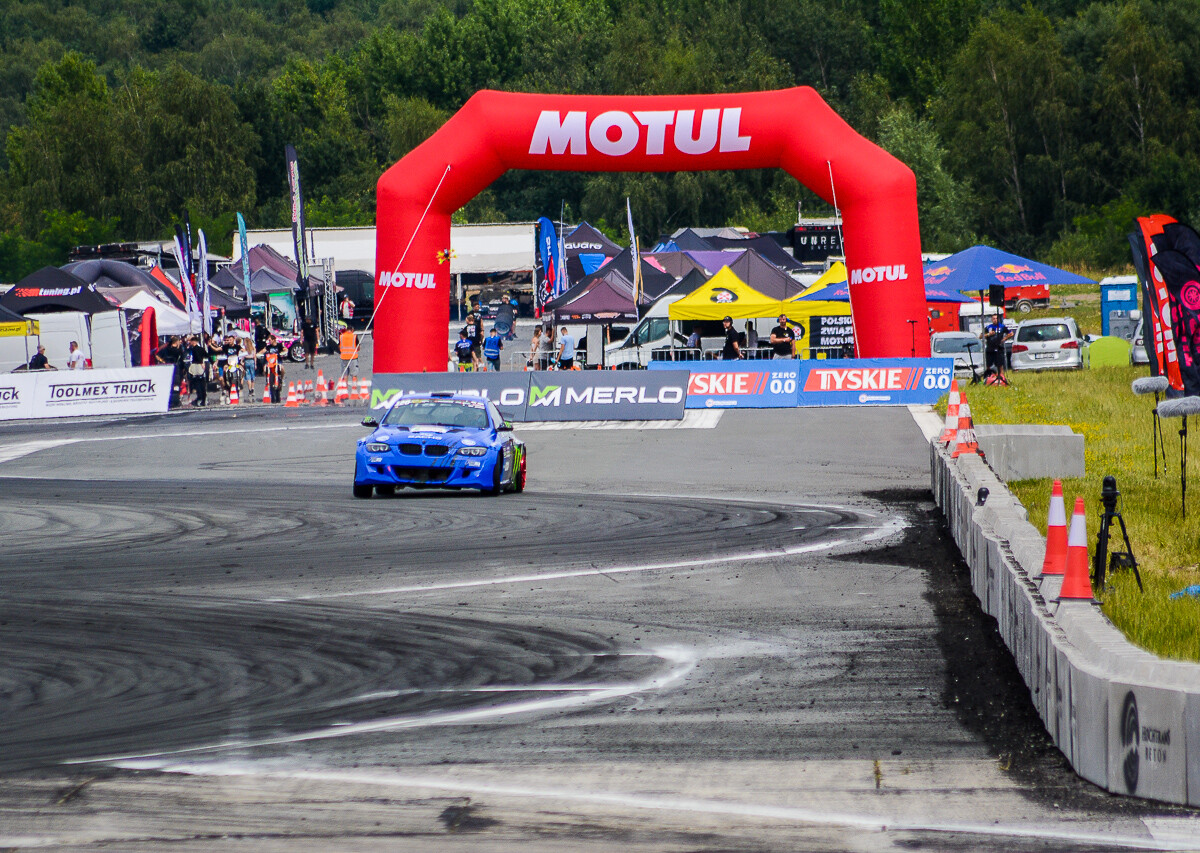 Za nami dzień eliminacji kolejnego etapu Driftingowych Mistrzostw Polski. Był dym, był ryk silników, zapach palonej gumy i tłum widzów. Co będzie jutro?