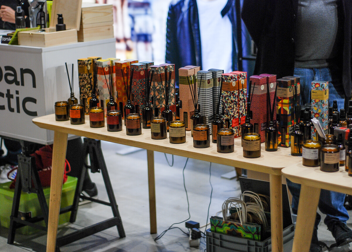 W międzynarodowym centrum kongresowym trwają właśnie Targi Rzeczy Wyjątkowych. Setki osób oglądają dziesiątki stoisk z rękodziełem, my też tam byliśmy. Mamy masę zdjęć.