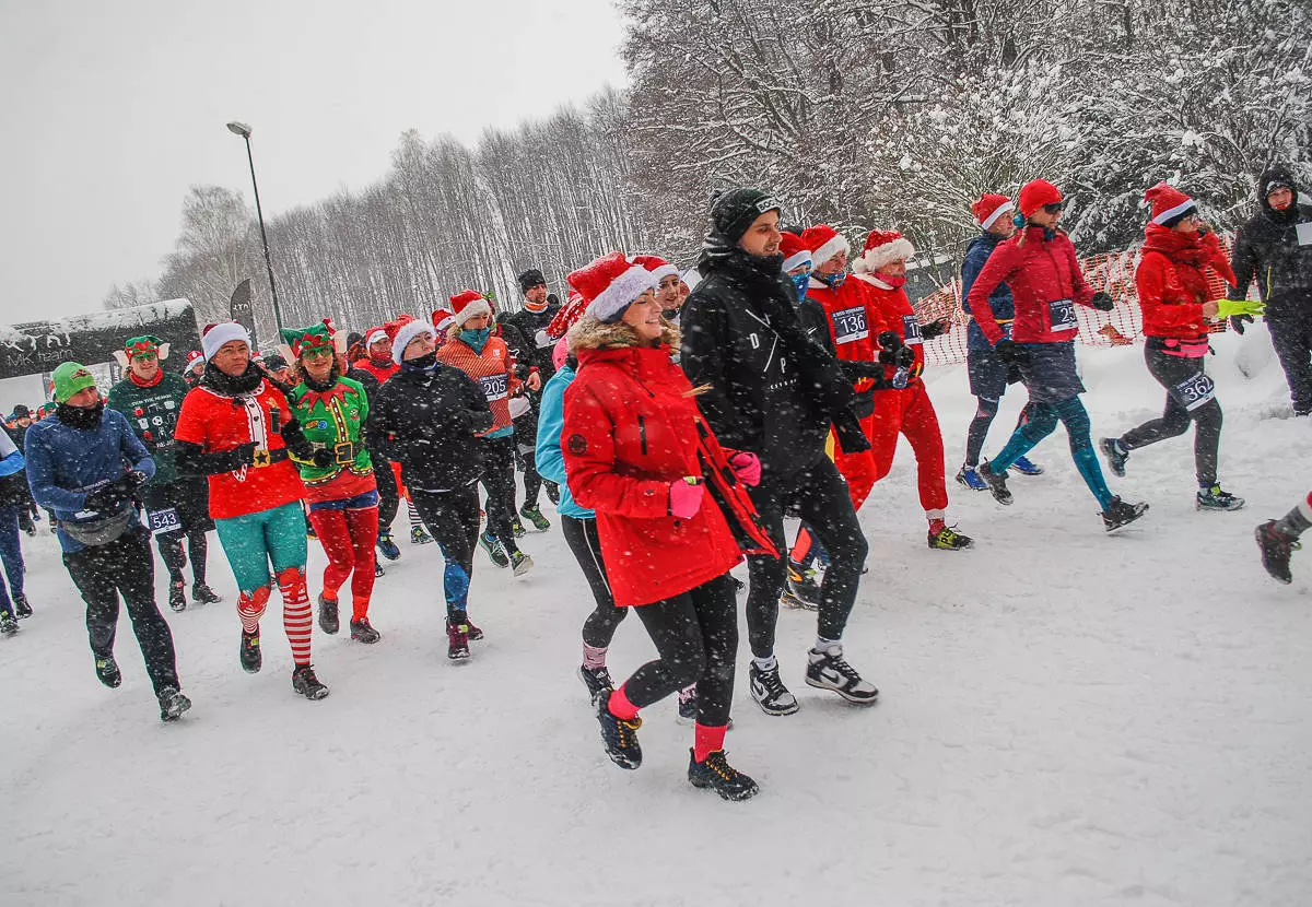 Kolorowy tłum po raz kolejny pobiegł alejkami Doliny Trzech Stawów, w dorocznym Biegu Mikołajkowym. Pogoda większości nie przestraszyła, a w zawodach wystartowało około tysiąca zawodników.