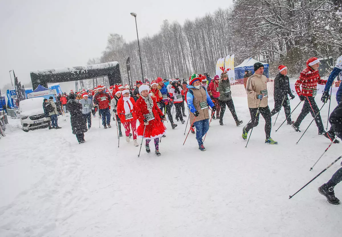 Kolorowy tłum po raz kolejny pobiegł alejkami Doliny Trzech Stawów, w dorocznym Biegu Mikołajkowym. Pogoda większości nie przestraszyła, a w zawodach wystartowało około tysiąca zawodników.