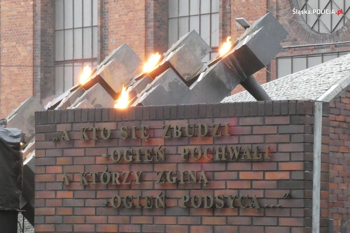Uczcili pami&#281;&#263; górników poleg&#322;ych w kopalni "Wujek"