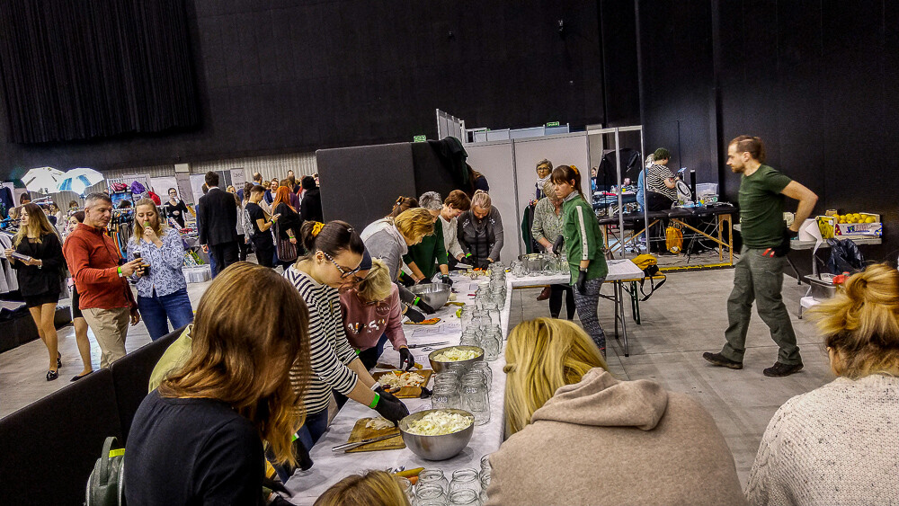 Za nami kolejna edycja Veganmanii, która tym razem przeniosła się do MCK. Dobrze, bo ludzi było tak dużo, że ciężko się było przecisnąć. Wpadliśmy na godzinę, by sprawdzić, jak wygląda jedna z największych imprez vege w Polsce i nie zawiedliśmy się.