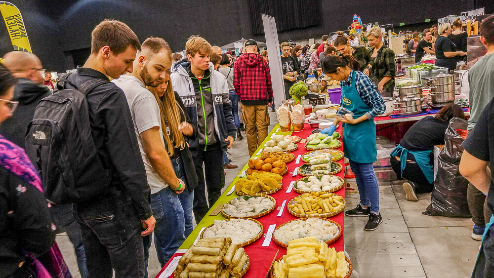 Za nami kolejna edycja Veganmanii, która tym razem przeniosła się do MCK. Dobrze, bo ludzi było tak dużo, że ciężko się było przecisnąć. Wpadliśmy na godzinę, by sprawdzić, jak wygląda jedna z największych imprez vege w Polsce i nie zawiedliśmy się.