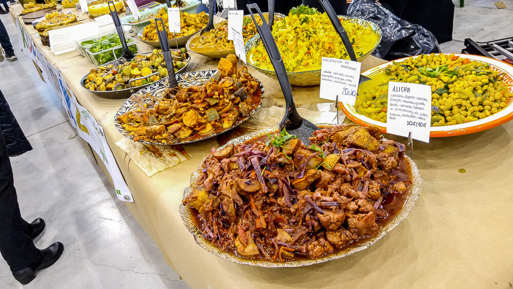 Za nami kolejna edycja Veganmanii, która tym razem przeniosła się do MCK. Dobrze, bo ludzi było tak dużo, że ciężko się było przecisnąć. Wpadliśmy na godzinę, by sprawdzić, jak wygląda jedna z największych imprez vege w Polsce i nie zawiedliśmy się.