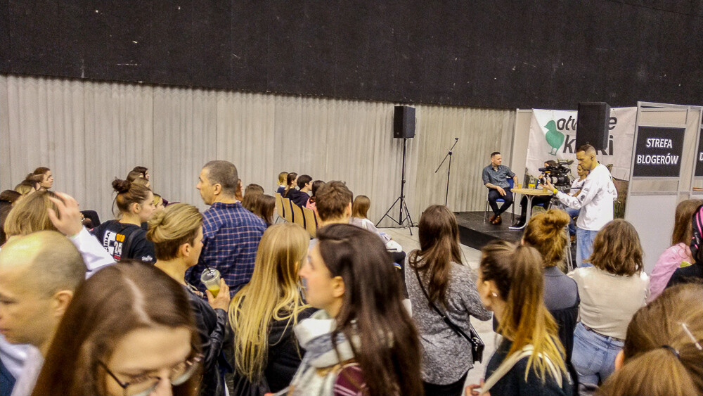 Za nami kolejna edycja Veganmanii, która tym razem przeniosła się do MCK. Dobrze, bo ludzi było tak dużo, że ciężko się było przecisnąć. Wpadliśmy na godzinę, by sprawdzić, jak wygląda jedna z największych imprez vege w Polsce i nie zawiedliśmy się.