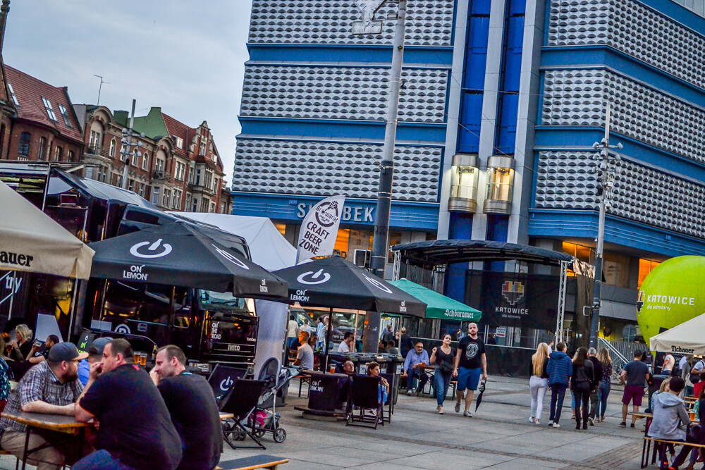 Food Trucki na dobre wpisały się już nie tylko w wakacyjną, ale i niemal całoroczną panoramę Katowic. Od piątku 19. lipca czekają na Rynku.