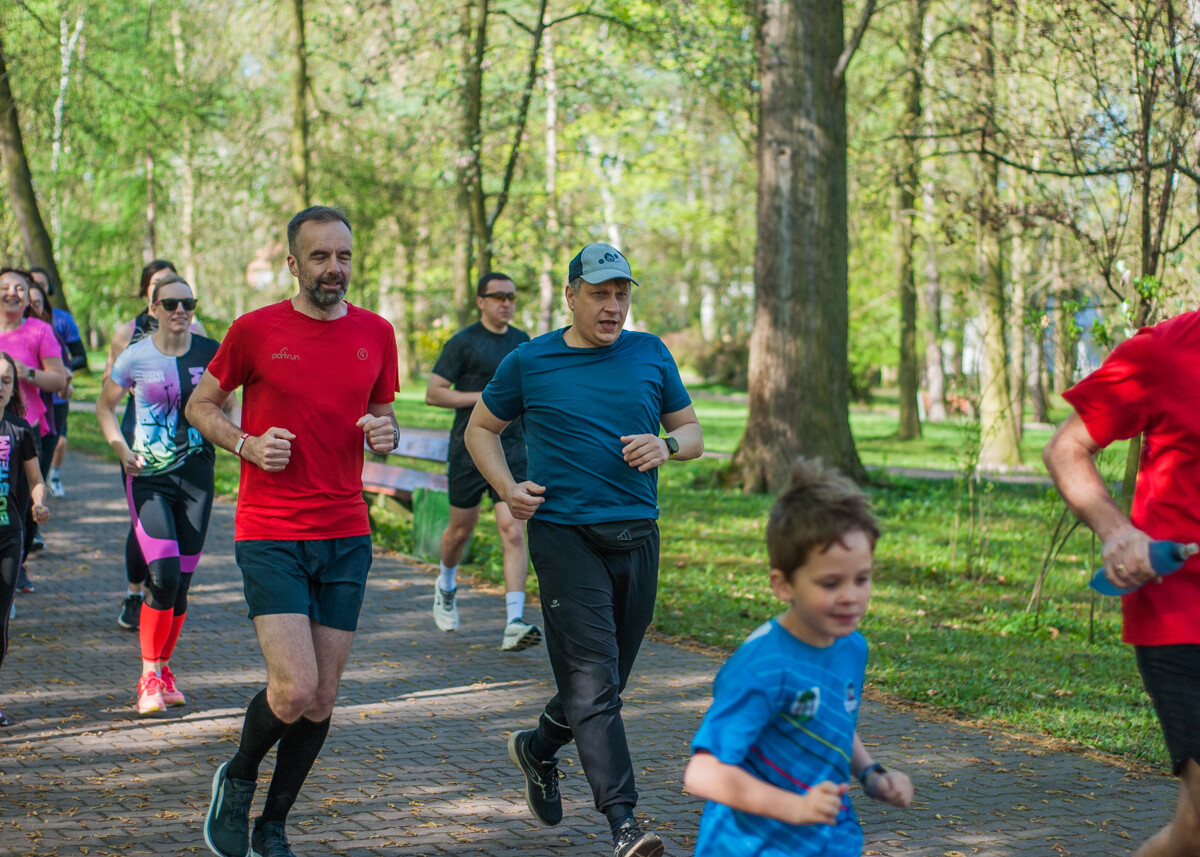 Kolejna niestandardowa odsłona spotkań biegowych parkrun za nami. Jak wyglądała edycja wielkanocna? My już wiemy i mamy sporo zdjęć!