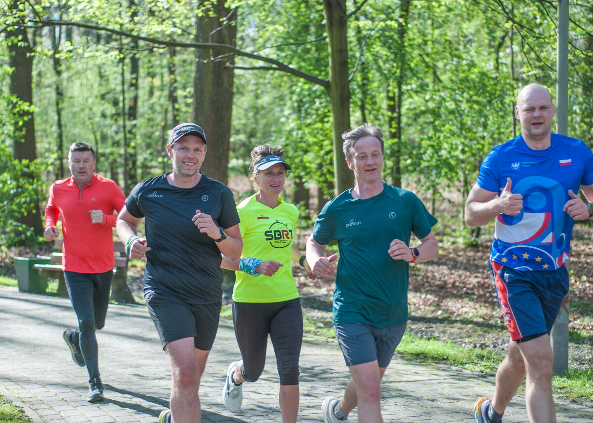 Kolejna niestandardowa odsłona spotkań biegowych parkrun za nami. Jak wyglądała edycja wielkanocna? My już wiemy i mamy sporo zdjęć!