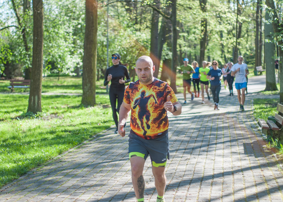 Kolejna niestandardowa odsłona spotkań biegowych parkrun za nami. Jak wyglądała edycja wielkanocna? My już wiemy i mamy sporo zdjęć!