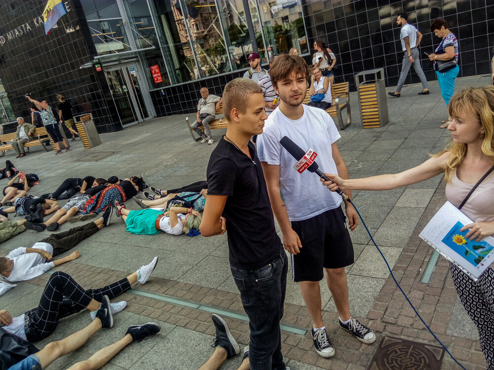 Kilkadziesiąt osób wzięło udział w specyficznym happeningu przed urzędem miasta w Katowicach. Na płycie rynku najpierw pojawił się tłum osób, a następnie każda z nich położyła się na ziemi, leżąc bez ruchu przez kilka, kilkanaście lub kilkadziesiąt minut.