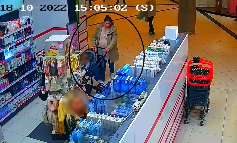 Wizerunek podejrzewanej o kradzież kosmetyków w drogerii. Rozpoznajesz ją?