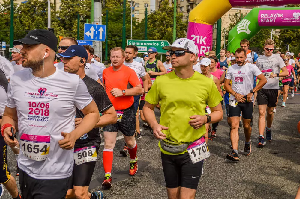 Byliśmy na starcie. Kilka tysięcy osób biegnie właśnie w półmaratonie prowadzącym ulicami Katowic. 21 kilometrów po asfalcie, w upale. Trzymamy kciuki!